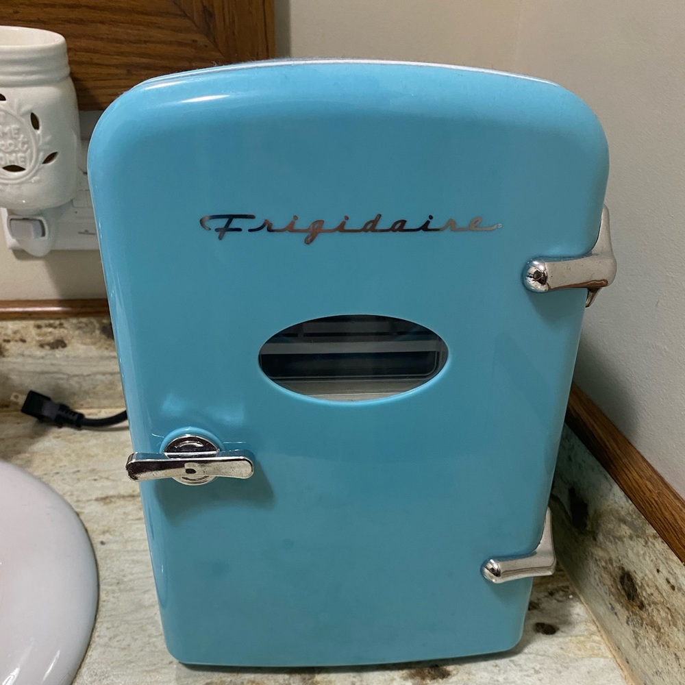 cosmetic countertop fridge